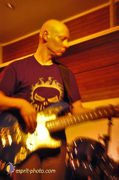 Nom de l'image : D1214915-1 — Description :  Clara Mill (sur la peniche) avec un Groupe de rock