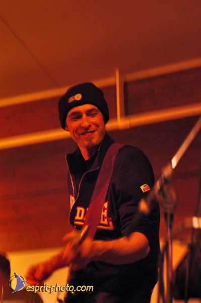 Nom de l'image : D1214926-1 — Description :  Clara Mill (sur la peniche) avec un Groupe de rock