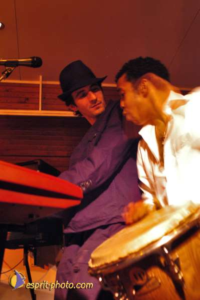 Nom de l'image : D1214943-1 — Description :  Clara Mill (sur la peniche) avec un Groupe de rock