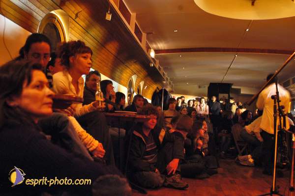 Nom de l'image : D1214977-1 — Description :  Clara Mill (sur la peniche) avec un Groupe de rock