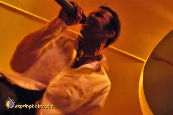 Nom de l'image : D1214981-1 — Description :  Clara Mill (sur la peniche) avec un Groupe de rock