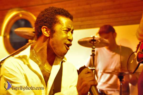 Nom de l'image : D1215024-1 — Description :  Clara Mill (sur la peniche) avec un Groupe de rock