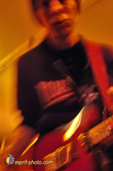 Nom de l'image : D1215043-1 — Description :  Clara Mill (sur la peniche) avec un Groupe de rock