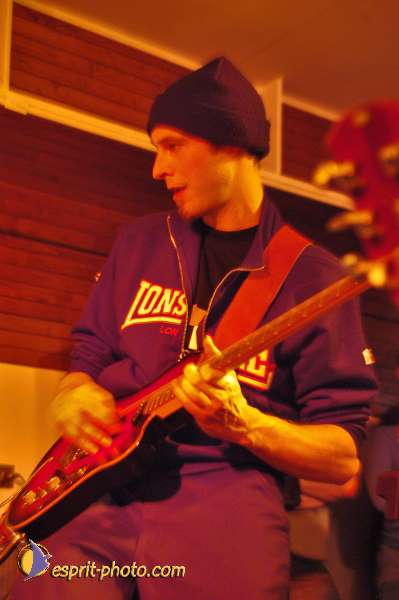 Nom de l'image : D1215053-1 — Description :  Clara Mill (sur la peniche) avec un Groupe de rock