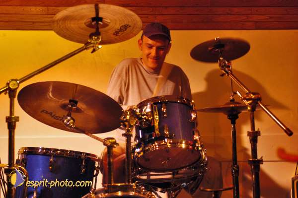 Nom de l'image : D1215064-1 — Description :  Clara Mill (sur la peniche) avec un Groupe de rock