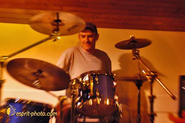 Nom de l'image : D1215075-1 — Description :  Clara Mill (sur la peniche) avec un Groupe de rock