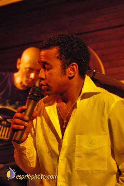 Nom de l'image : D1215085-1 — Description :  Clara Mill (sur la peniche) avec un Groupe de rock