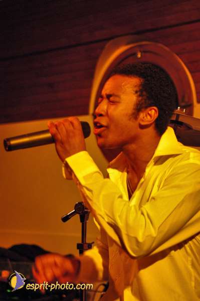 Nom de l'image : D1215090-1 — Description :  Clara Mill (sur la peniche) avec un Groupe de rock