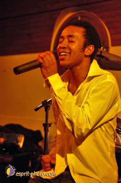 Nom de l'image : D1215093-1 — Description :  Clara Mill (sur la peniche) avec un Groupe de rock