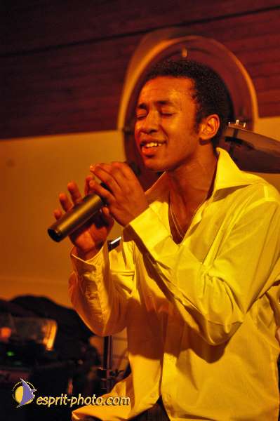 Nom de l'image : D1215095-1 — Description :  Clara Mill (sur la peniche) avec un Groupe de rock