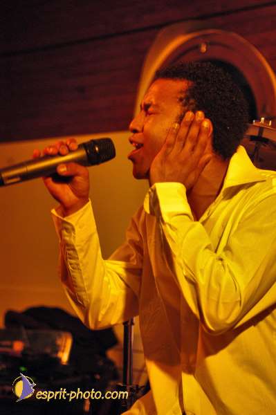 Nom de l'image : D1215096-1 — Description :  Clara Mill (sur la peniche) avec un Groupe de rock