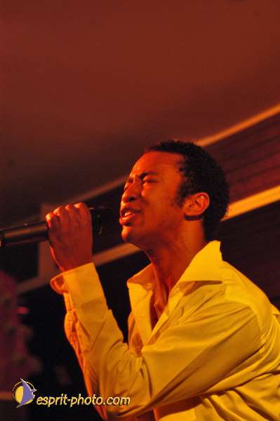 Nom de l'image : D1215107-1 — Description :  Clara Mill (sur la peniche) avec un Groupe de rock