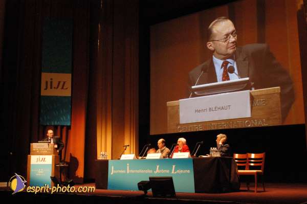 Nom de l'image : E00017964-1 — Description :  Toussaint 2004 - Messe avec les sans abri