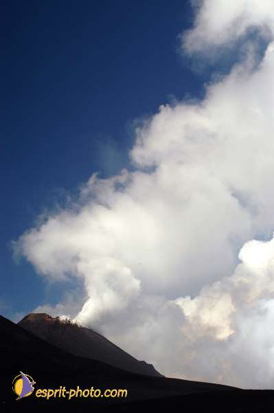 Nom de l'image : D1177263-1 — Description :  Etna - Eruption du volcan sur l'Etna en Sicile le 15/09/2005