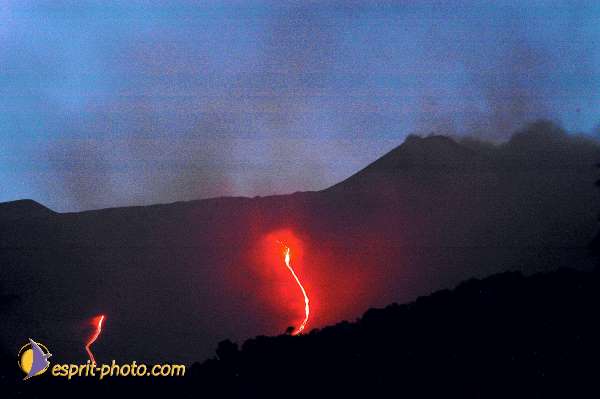 Nom de l'image : D1177824-1 — Description :  Etna - Eruption du volcan sur l'Etna en Sicile le 15/09/2005