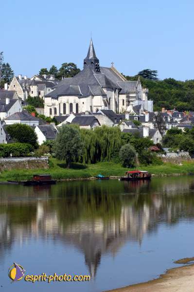 Nom de l'image : D1049199-01 — Description :  ND de l'Île Bouchard & ND de Pontmain (reportage pour la Vie)