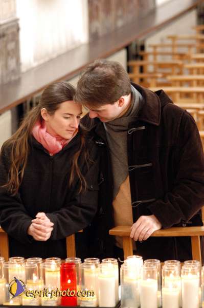 Nom de l'image : Priere_Couple_D1111584-01 — Description :