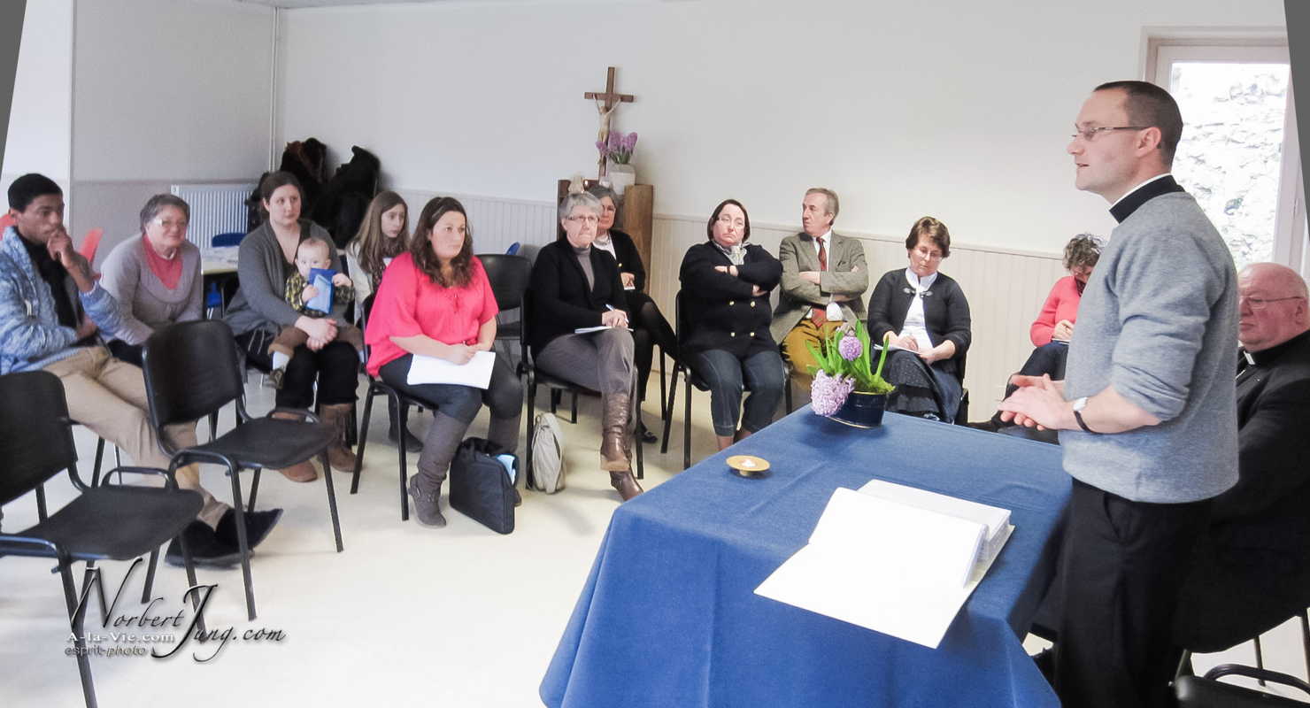 Nom de l'image : Rencontre-des-Catechistes-avec-l-eveque_2013-02-02__(c)Norbert-Jung.com_IMG_1643 — Description :